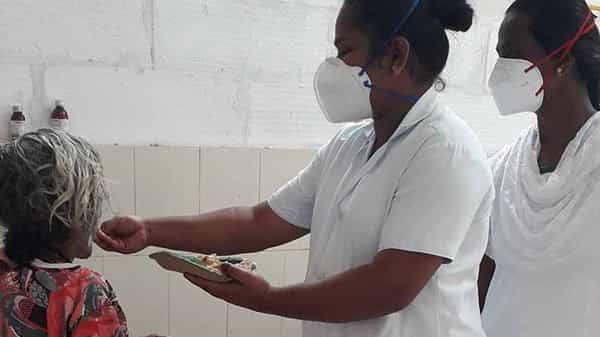 TV9 Salutes Nurses : మానవత్వం పరిమళించిన వేళ..! కరోనా పేషెంట్కు భోజనం తినిపించిన నర్సులు..