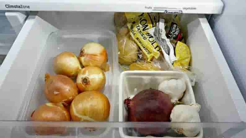 Raw Onions : తొక్కతీసిన , కోసిన ఉల్లిపాయలను ఫ్రిడ్జ్ లో పెడుతున్నారా.. అయితే జాగ్రత్త అంటున్న ఆరోగ్యనిపుణులు