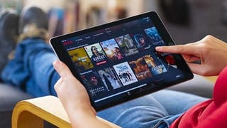 Actress Kasturi: రజినీ కాంత్ అమెరికా టూర్ పై నటి కస్తూరి సంచలన కామెంట్స్.. క్లారిటీ కావాలంటూ..