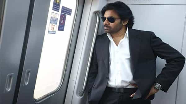 సక్సెల్ఫుల్ డైరెక్టర్తో చేతులు కలపనున్న పవన్ కళ్యాణ్..? క్రేజీ కాంబినేషన్ సెట్ చేస్తోన్న దిల్రాజు..