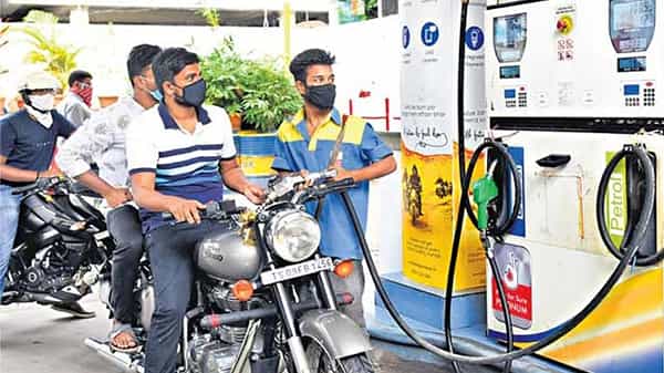 Fuel Price Today: కొనసాగుతున్న బాదుడు.. మళ్లీ పెరిగిన పెట్రోల్, డీజిల్ ధరలు.. మెట్రో నగరాల్లో..