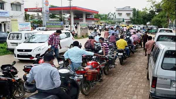 Petrol One Rupee: బంపర్ ఆఫర్.. రూపాయికే లీటర్ పెట్రోల్.. బారులు తీరిన వాహనదారులు.. ఎక్కడో తెలుసా..?