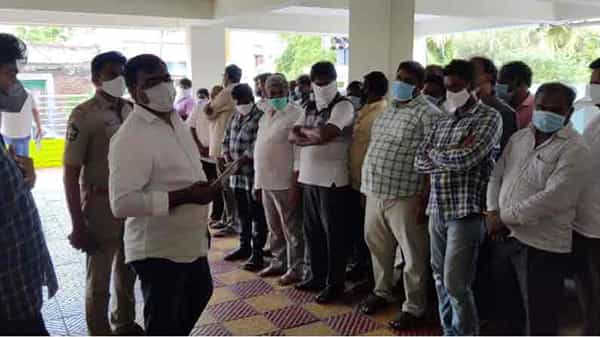Poker Sites : గుంటూరు జిల్లాలో పెద్ద ఎత్తున పేకాట.. చిలకలూరిపేట పరిధిలో ఎస్పీ నేతృత్వంలో దాడులు.. లక్షల్లో సొమ్ములు స్వాధీనం
