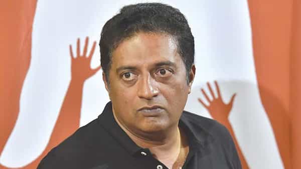 MAA Elections 2021: మా ఎన్నికల పోటీల్లో ట్విస్ట్.. రంగంలోకి హిందూ సంఘాలు... ప్రకాష్ రాజ్ పెత్తనం ఒప్పుకోం అంటూ...