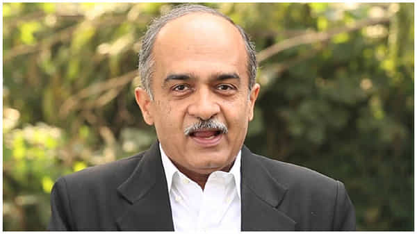 Prashant Bhushan: కోవిద్ వ్యాక్సిన్లపై సీనియర్ అడ్వొకేట్ ప్రశాంత్ భూషణ్ ట్వీట్స్... నిపుణుల ఆగ్రహం