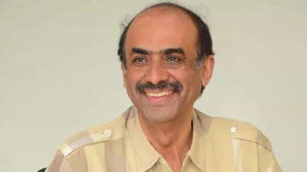 Suresh babu : నిర్మాత సురేష్ బాబునీ వ్యాక్సిన్ పేరుతో బురిడీ కొట్టించిన కేటుగాడు.. లక్ష రూపాయలు ఫసక్