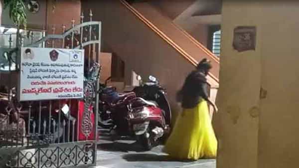 Police Rides : జయ గ్రాండ్ హోటల్పై పోలీసులు దాడి.. వ్యభిచారం చేస్తున్నారంటూ ఐదుగురు అబ్బాయిలు, ముగ్గురు అమ్మాయిలు అరెస్ట్