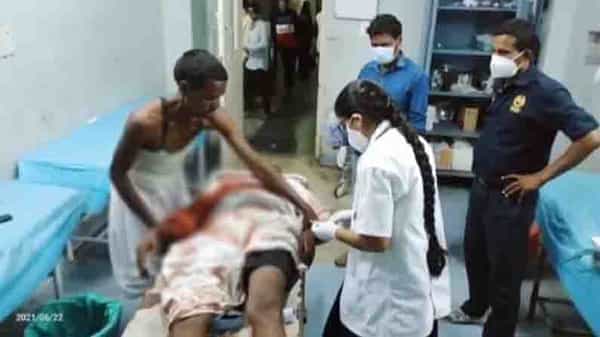 Psycho Attack: నిజామాబాద్ జిల్లాలో సైకో వీరంగం.. ముగ్గురు వ్యక్తులపై కత్తితో దాడి.. ఒకరి పరిస్థితి విషమం