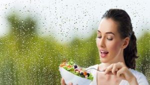 Food Tips For Monsoon: వ‌ర్షాకాలం వ్యాధుల‌కు ఇలా చెక్ పెట్టండి.. ఆహారంలో ఈ ప‌దార్థాలు ఉండేలా చూసుకోండి..
