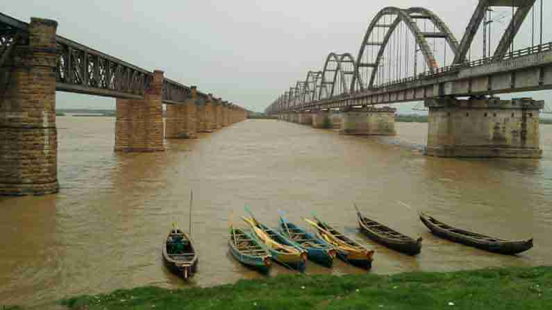 Rajahmundry : తూర్పు గోదావరి జిల్లా  రాజమహేంద్రవరంలో గోదావరి తీరానికి కొట్టుకు వచ్చిన ఇద్దరు యువతుల మృతదేహాలు.. !