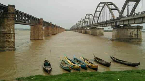 Rajahmundry : తూర్పు గోదావరి జిల్లా రాజమహేంద్రవరంలో గోదావరి తీరానికి కొట్టుకు వచ్చిన ఇద్దరు యువతుల మృతదేహాలు.. !