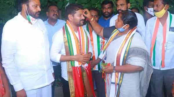 Revanth Reddy : టీ.ఆర్.ఎస్ ను వెయ్యి కిలోమీటర్ల లోతులో పాతిపెడతా. టీపీసీసీ అధ్యక్షుడు రేవంత్ రెడ్డి