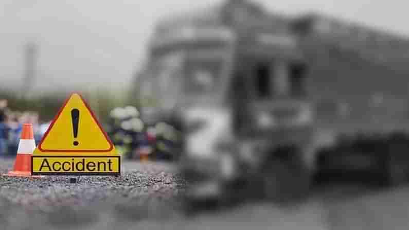 Road Accident: ఘోర రోడ్డు ప్రమాదం.. సిమెంట్‌ లోడ్‌ లారీని ఢీకొట్టిన కారు.. ఐదుగురు దుర్మరణం