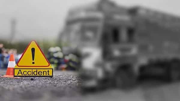 Road Accident: ఘోర రోడ్డు ప్రమాదం.. సిమెంట్ లోడ్ లారీని ఢీకొట్టిన కారు.. ఐదుగురు దుర్మరణం