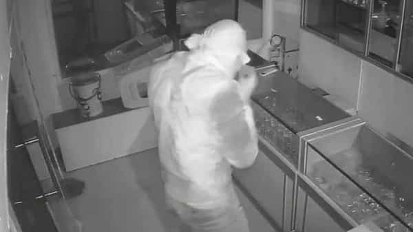 Robbery : సింగిల్గా వచ్చాడు.. సింపుల్గా దోచుకెళ్లాడు.. సీసీ కెమెరాలో షాకింగ్ దృశ్యాలు..
