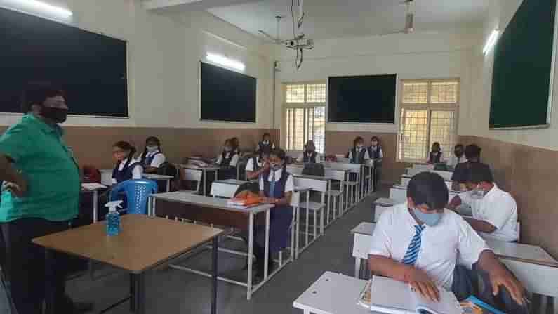 Telangana Schools: పాఠ‌శాల‌ల పునఃప్రారంభంపై తెలంగాణ‌ ప్ర‌భుత్వం కీలక నిర్ణయం.. కొద్ది రోజుల‌పాటు..