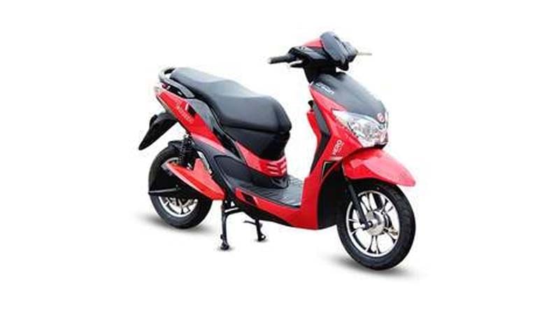 Hero Electric Scooter: మీరు కొత్తగా స్కూటర్‌ కొనుగోలు చేయాలని భావిస్తున్నారా..? అయితే మీ కోసం ఓ అదిరిపోయే ఆఫర్‌ అందుబాటులో ఉంది. ప్రముఖ వాహన తయారీ కంపెనీ హీరో ఎలక్ట్రిక్‌ కీలక నిర్ణయం తీసుకుంది. తన స్కూటర్ల ధరలను తగ్గించింది. ఎలక్ట్రిక్‌ స్కూటర్‌కు మాత్రమే ఇది వర్తించనుంది. 