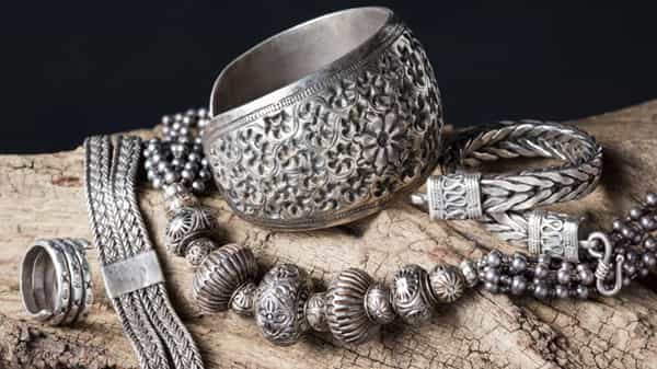 Silver Price Today: తగ్గిన వెండి ధరలు.. తెలంగాణ.. ఆంధ్రప్రదేశ్లలో ఇవాళ సిల్వర్ రేట్స్ ఇలా..