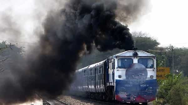Smoke in Intercity Train: ఇంటర్ సిటీ రైలు ఇంజిన్లో పొగలు.. ఆందోళనలో ప్రయాణికులు..