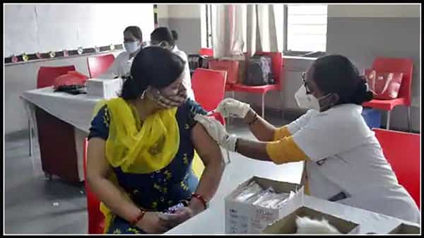 Covid19 Vaccine: దేశవ్యాప్తంగా వేగంగా వ్యాక్సినేషన్.. దిగివస్తున్న కరోనా కేసులు.. ఇప్పటికి ఎంతమందికి టీకా అందిందంటే..!