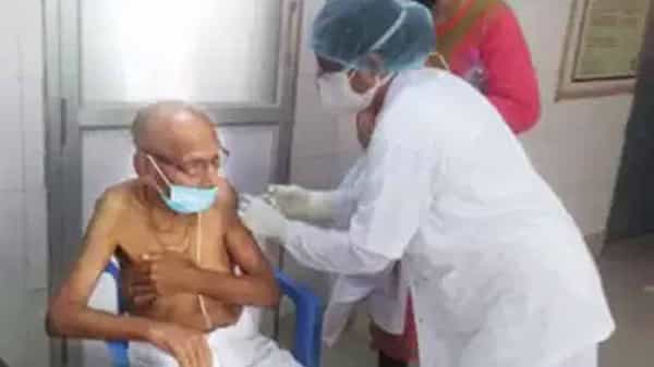 Swami Sivanand Baba : కొవిడ్ టీకా తీసుకున్న 125 ఏళ్ల వ్యక్తి..! వ్యాక్సిన్ తీసుకున్న అతి పెద్ద వయస్కుడిగా గుర్తింపు