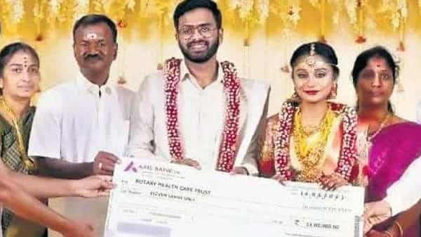 Wedding: ఆదర్శ దంపతులు.. తక్కువ ఖర్చుతో పెళ్లి.. మిగిలిన రూ.37 లక్షలు విరాళమిచ్చిన జంట..