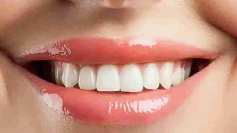 White Teeth: మీ దంతాలు తెల్లగా మెరవాలా? ఆస్పత్రి అవసరం లేదు.. ఇంట్లో లభించే ఈ వస్తువులతోనే...