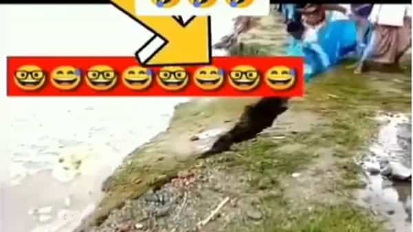 Shocking Video: ఒక్కసారిగా ప్రమాదం.. చూస్తున్నవారంతా షాక్.. నిలుచున్న నేల మాయం.. నదిలోకి జారిపోయిన యువకుడు.. అంతే..