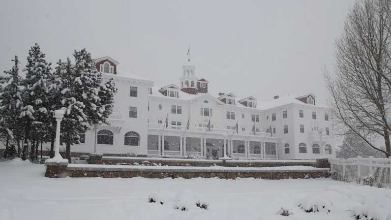 Stanley Hotel: రాత్రి భూతాలు, దెయ్యాలు కోసం వెదికేందుకు అక్కడ హోటల్ కు క్యూ కడుతున్న టూరిస్టులు మోస్ట్ హంటెడ్ హోటల్ గా ఖ్యాతి