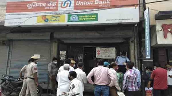 Thieves Drill Whole Bank: దేశ రాజధాని ఢిల్లీలో భారీ దోపిడీ.. గోడను తవ్వి బ్యాంకుకు కన్నం.. లబోదిబోమంటున్న ఖాతాదారులు!