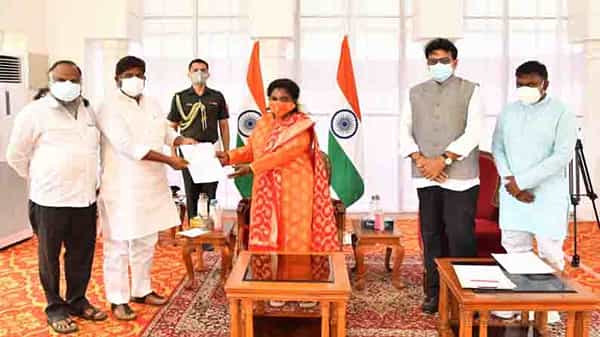 TPCC Meet Governor: గవర్నర్ తమిళసైని కలిసి తెలంగాణ కాంగ్రెస్ నేతలు.. మయరిమ్మ కుటుంబాన్ని ఆదుకోవాలని విజ్ఞప్తి