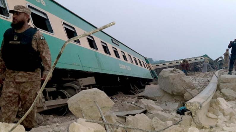 Pakistan Train Accident: పాకిస్తాన్‌లో ఘోర ప్రమాదం.. రెండు రైళ్లు ఢీకొని 30 మంది దుర్మరణం..