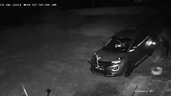 Vincent Raja car: అన్నాడీఎంకే బహిష్కృత నేత కారును తగలబెట్టిన దుండగులు.. CCTV దృశ్యాలు