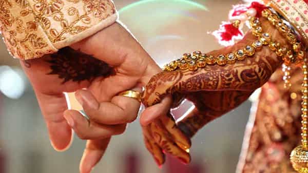 పెళ్లిలో నల్ల కళ్లద్దాలు ధరించిన వరుడు... పెళ్లికొడుకుకు రీడింగ్ టెస్ట్.. చివరికి ఇలాంటివాడు వద్దన్న వధువు!