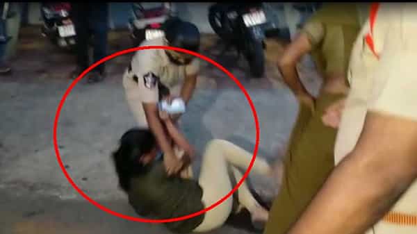 విశాఖ ఖాకీల జులుం.. ప్రశ్నించినందుకు యువతిపై విచక్షణ రహితంగా దాడి