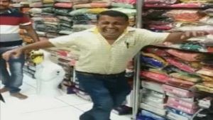 Viral Video: దుకాణదారుడు డ్యాన్స్.. సోషల్ మీడియాలో వీడియో వైరల్.. అసలు మ్యాటర్ ఏంటంటే..