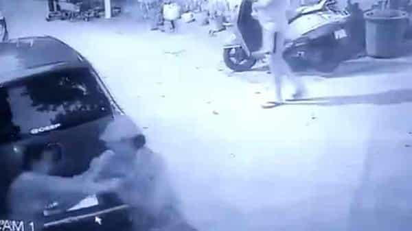 CCTV : దేశ రాజధాని ఢిల్లీలో దారుణం.. రెండు కార్ల మధ్య కార్నర్ చేసి మహిళను అనేక సార్లు కత్తితో పొడిచిన పక్కింటి వ్యక్తి.!