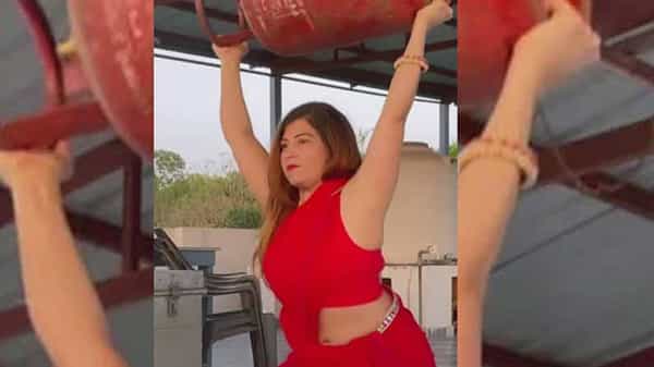 Viral video : ఎర్ర చీర కట్టుకొని ఎల్పీజీ గ్యాస్ సిలిండర్తో ఫీట్స్..! చూస్తే మైండ్ బ్లాక్ అవుతుంది..! వైరల్ వీడియో..