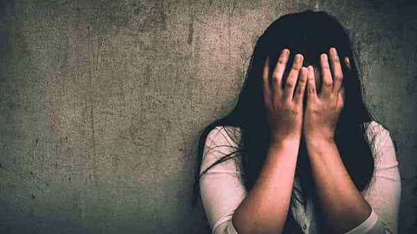 Girl Raped: యూపీలో దారుణం.. బాలిక శీలానికి వెలకట్టిన పంచాయతీ పెద్దలు.. ఐదు చెప్పు దెబ్బలు, రూ. 50వేలు జరిమానా..