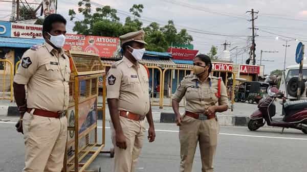 Krishna District: మహిళా ఎస్సై దురుసు ప్రవర్తన.. పాల కోసం బయటకు వచ్చిన యువకుడిపై దాడి!