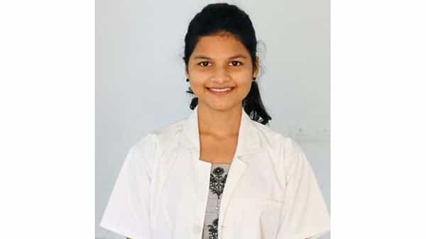 East Godavari: విషాదం.. కరోనా రోగులకు సేవలందిస్తూ.. అనారోగ్యం బారిన పడిన యువ వైద్యురాలు మృతి..