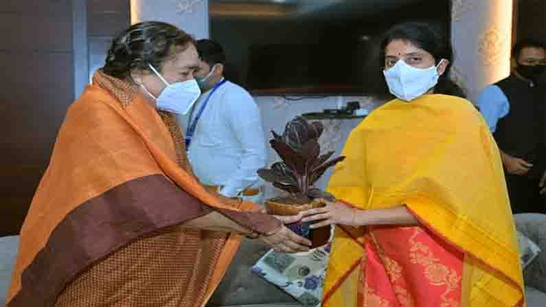 Ys Bharathi Meets Ap Lady Governor