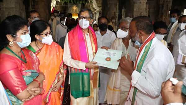 గోవుని జాతీయ ప్రాణిగా ప్రకటించేలా చర్యలు తీసుకోండి.. జస్టిస్ ఎన్.వి.రమణను కోరిన యుగ తులసి చైర్మన్