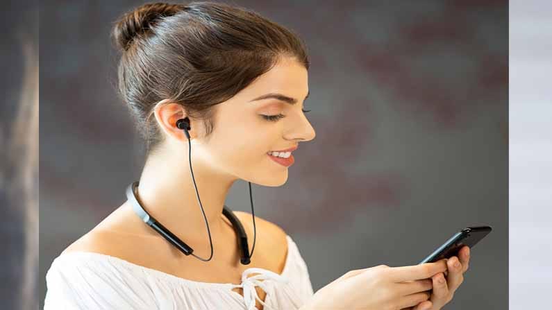 ఇటీవల బ్లూటూత్ హెడ్ ఫోన్స్ వాడకం బాగా పెరిగిపోయింది. సులభంగా, సౌకర్యవంతంగా ఆపరేటింగ్ చేసుకునే వీలుండే వీటిని బాగా ఇష్టపడుతున్నారు. ఈ క్రమంలోనే ఫ్లిప్ కార్ట్ తాజాగా కొన్ని హెడ్ ఫోన్స్పై భారీగా డిస్కౌంట్లు ప్రకటించింది. అవేంటంటే..