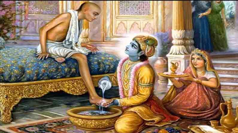 శ్రీకృష్ణుని స్నేహితులలో సుదాముడు ముఖ్యుడు. సుదాముడు నిరుపేద.. కానీ శ్రీకృష్ణుడు రాజు. కానీ శ్రీకృష్ణుడు వారి స్నేహం మధ్య ఈ వ్యత్యాసాన్ని అనుమతించలేదు. శ్రీ కృష్ణుని చిన్ననాటి స్నేహితుడు సుదాముడు ఆర్థిక సహాయం కోసం ద్వారకకు చేరుకున్నప్పుడు శ్రీ కృష్ణుడు అతడిని గుర్తించగలడా లేదా అని సందేహించాడు. కానీ శ్రీ కృష్ణుడి సుదాముడి పేరు వినగానే అతడిని కలవడానికి చెప్పులు లేకుండా వచ్చేసాడు. గౌరవంగా వారిని రాజభవనానికి తీసుకువచ్చారు. అతడు తీసుకువచ్చిన అటుకులను ఇష్టంగా తిన్నాడు.