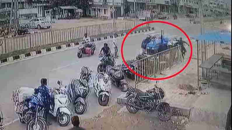 Accident: డ్రైవర్ లేకుండానే పరుగులు తీసిన ట్రాక్టర్.. 12 బైక్‌లను ధ్వంసం చేసేసింది..