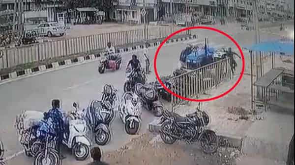 Accident: డ్రైవర్ లేకుండానే పరుగులు తీసిన ట్రాక్టర్.. 12 బైక్లను ధ్వంసం చేసేసింది..