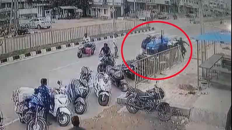 Accident: డ్రైవర్ లేకుండానే పరుగులు తీసిన ట్రాక్టర్.. 12 బైక్లను ధ్వంసం చేసేసింది..