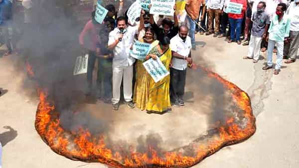 TDP Protest: నెల్లూరు టీడీపీ నేతల సాహసోపేత నిరసన.. కొంచెం పొరపాటు జరిగినా ప్రమాదంలో పడేవారే..!