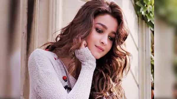 Alia Bhatt: హాలీవుడ్పై మనసుపారేసుకున్న ఆర్ఆర్ఆర్ బ్యూటీ.. ప్రముఖ సంస్థతో ఒప్పందం కుదుర్చుకున్న అలియా..
